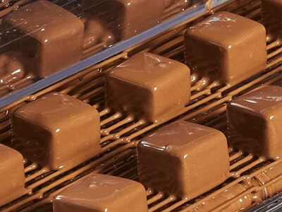 Cintas transportadoras planas flexibles para máquinas de recubrimiento de chocolate