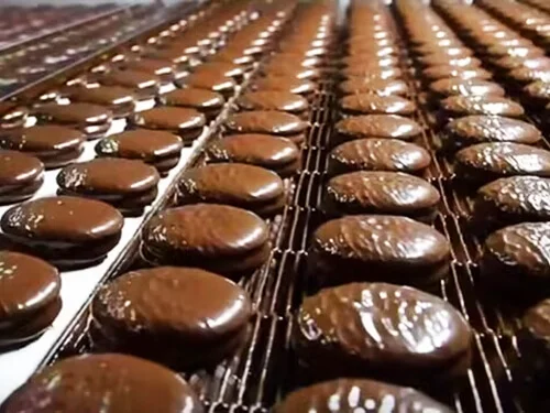 Correias transportadoras metálicas para revestimento de chocolate