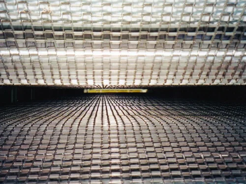 Cinta transportadora de alambre plano utilizada para horno de termoadhesión de fieltro con doble transportador.